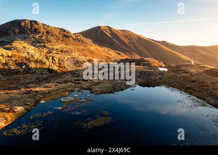 Vue aérienne des Alpes françaises paysage de lever de soleil sur le lac Guichard avec montagne rocheuse en automne à Savoie, France Banque D'Images