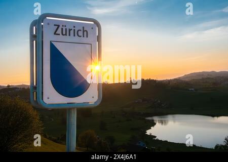 Hutten, Suisse - 25 avril 2024 : panneau routier au lac Hutten marquant le début du canton de Zurich Banque D'Images