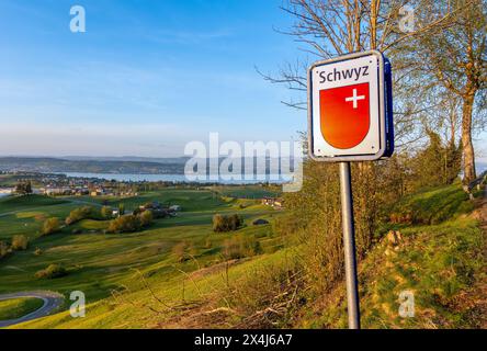 Hutten, Suisse - 25 avril 2024 : panneau de signalisation à Hutten marquant le début du canton de Schwyz. Banque D'Images