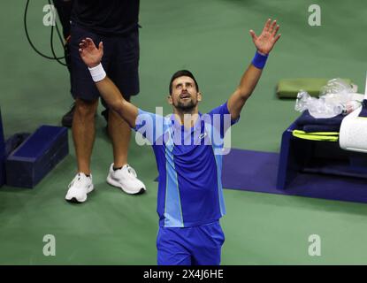 Flushing Meadows, New York, États-Unis - 10 septembre 2023 le serbe Novak Djokovic célèbre sa victoire contre Daniil Medvede. Banque D'Images