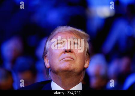 Le candidat à la présidence Donald Trump assiste à la lutte entre Gennady Golovkin et David Lemieux au Madison Square Garden le 17 octobre 2015 à New York. Banque D'Images