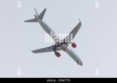 03.05.2024 / Innsbruck, Tirol, Österreich / Bild : Austrian Airlines beim Landeanflug zum Airport Innsbruck, Flughafen Innsbruck, AUA Flugzeug über Innsbruck, Verkehrsflugzeug beim Landeanflug, appareils: Embraer 195 - OE-LWG mit Servus Schriftzug *** 03 05 2024 Innsbruck, Tyrol, Autriche photo Austrian Airlines approchant de l'aéroport d'Innsbruck, aéroport d'Innsbruck, AUA avion au-dessus d'Innsbruck, avion commercial approchant, avion Embraer 195 OE LWG avec lettrage Servus Banque D'Images