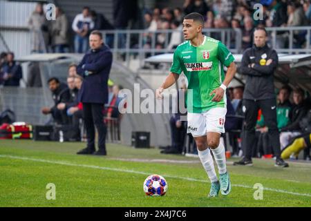 Dordrecht, pays-Bas. 03 mai 2024. DORDRECHT, PAYS-BAS - 3 MAI : Ilias Sebaoui, du FC Dordrecht, regarde pendant le match néerlandais Keuken Kampioen Divisie entre le FC Dordrecht et Willem II au M-scores Stadion le 3 mai 2024 à Dordrecht, pays-Bas. (Photo de Gabriel Calvino Alonso/Orange Pictures) crédit : Orange pics BV/Alamy Live News Banque D'Images