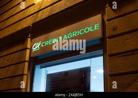 BOLOGNE, ITALIE - 19 AVRIL 2022 : vitrine de la banque crédit agricole au bureau en Italie la nuit Banque D'Images