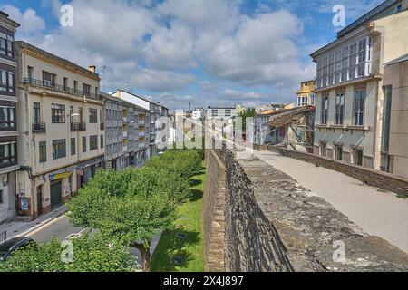 Lugo, Espagne - 29 avril 2024 : le mur romain de Lugo se dresse avec dignité, offrant une vue panoramique qui jette un pont entre le passé et le présent, idéal pour Banque D'Images