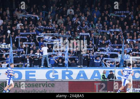 Doetinchem, pays-Bas. 03 mai 2024. DOETINCHEM, PAYS-BAS - 3 MAI : supporters de Graafschapberg avec des bannières lors du match néerlandais de Keukenkampioendivisie entre de Graafschap et Jong FC Utrecht au Stadion de Vijverberg le 3 mai 2024 à Doetinchem, pays-Bas (photo de Ben Gal/Orange Pictures) crédit : Orange pics BV/Alamy Live News Banque D'Images