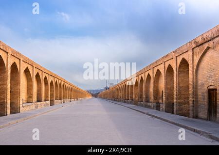 Le pont Allahverdi Khan est un lieu de rassemblement populaire pour les résidents. Pont de 33 Arches (pont de Siosepol), Ispahan, Iran. Banque D'Images