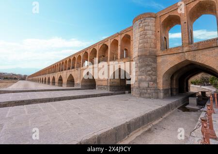 Vue au crépuscule du lit sec de la rivière et du pont à deux étages de 33 arcs (également connu sous le nom de pont Allahverdi Khan) à Ispahan, Iran. Le pont a 33 arches et moi Banque D'Images