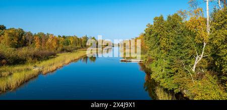 Fleuve Mississippi à Bemidji Minnesota près de l'autoroute 2. Cette belle scène de paysage d'automne est à quelques kilomètres de la source au lac Itasca. Banque D'Images