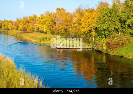 Fleuve Mississippi à Bemidji Minnesota près de l'autoroute 2. Cette belle scène de paysage d'automne est à quelques kilomètres de la source au lac Itasca. Banque D'Images