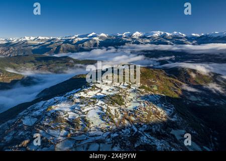 Vue aérienne de la Cerdagne enneigée un matin avec des nuages bas (Cerdagne, Catalogne, Espagne, Pyrénées) ESP : Vista aérea de la Cerdanya nevada en invierno Banque D'Images