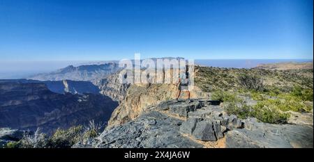 Trekking à Jebel Shams au-dessus de Wadi Nakhr, le Grand Canyon d'Oman, Al Hamra, Oman Banque D'Images