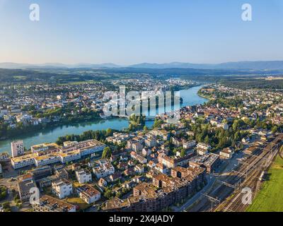 Image aérienne des villes de Rheinfelden en Suisse et en Allemagne reliées par un pont sur le Rhin Banque D'Images