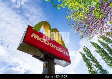 Enseigne et logo d'un restaurant McDonald's. McDonald's Corporation est une multinationale américaine de restauration rapide présente dans le monde entier Banque D'Images