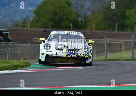 Il suffit de soulever une roue intérieure et de ramasser de l'herbe, Hugo Ellis, Porsche 911 GT3 Cup, Team Parker Racing, Porsche Carrera Cup Grande-Bretagne 2024, A. Banque D'Images