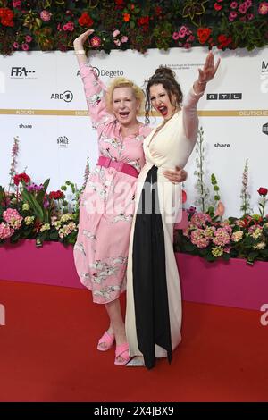 Sunnyi Melles mit Tochter Leonille Wittgenstein - DEUTSCHER FILMPREIS 2024 im Theater am Potsdamer Platz AM 03.05.2024 - Roter Teppich *** Sunnyi Melles avec sa fille Leonille Wittgenstein PRIX DU FILM ALLEMAND 2024 au Theater am Potsdamer Platz le 03 05 2024 tapis rouge Banque D'Images