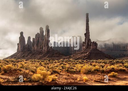 Vue panoramique sur les magnifiques flèches de Monument Valley Arizona, avec l'emblématique formation Totem Pole résultant de l'érosion. Banque D'Images