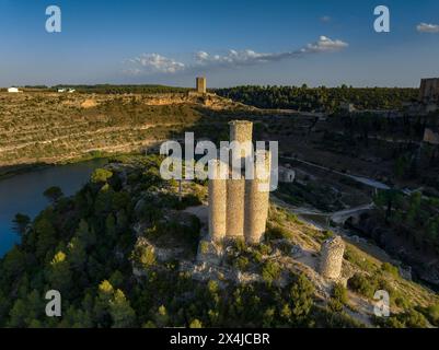 Torre de los Alarconcillos, situé sur une colline à côté du village de Alarcón (Cuenca, Castilla la Mancha, Espagne) ESP : Torre de los Alarconcillos Banque D'Images