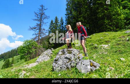 Deux randonneuses se reposant sur un rocher et regardant autour dans les alpes allemandes. Image concept touriste de voyage et randonneur. Banque D'Images