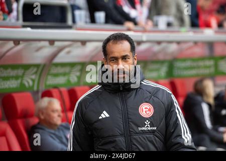 Entraîneur Daniel THIOUNE d Fussball 2. Bundesliga, 32. Spieltag, Fortuna Duesseldorf d - 1. FC Nuernberg N 3:1 AM 03.05.2024 in der Merkur Spiel-Arena Duesseldorf / Deutschland. *** Entraîneur Daniel THIOUNE d Soccer 2 Bundesliga, Journée 32, Fortuna Duesseldorf d 1 FC Nuernberg N 3 1 le 03 05 2024 au Merkur Spiel Arena Duesseldorf Allemagne Banque D'Images