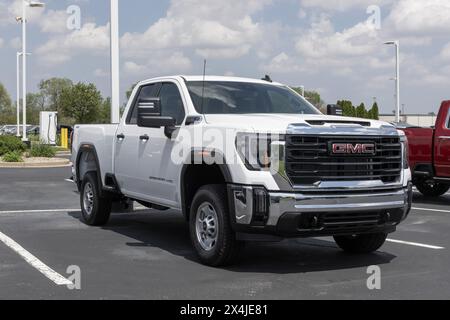 Kokomo - 2 mai 2024 : présentoir GMC Sierra 2500 4WD double Cab Pro. GMC offre le Sierra 2500 en versions Pro, SLE, SLT, AT4 et Denali. MY:2024 Banque D'Images