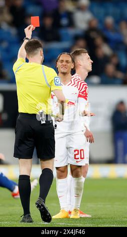 Sinsheim, Ger. 03 mai 2024. 03.05.2024, soccer, première ligue, 1. Bundesliga, TSG Hoffenheim - RB Leipzig, GER, Sinsheim, PreZero Arena f.l. arbitre Harm Osmers montre à Xavi Simons (RB Leipzig, 20) le carton jaune, rouge, carte de feu de circulation, expulsion, carte rouge, carte de feux de circulation, jaune-rouge. Crédit : HMB Media/Alamy Live News Banque D'Images