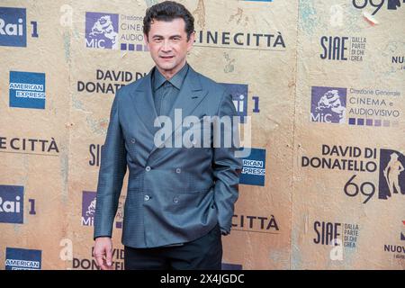 Roma, Italie. 03 mai 2024. I David di Donatello tapis rouge. Nella foto Vinicio Marchioni - Roma, Italia - Venerdì 3 Maggio 2024 (foto Valentina Stefanelli/LaPresse) David Red Carpet de Donatello. Sur la photo Michele Riondino et sa femme - Rome, Italie - vendredi 3 mai 2024 (photo Valentina Stefanelli/LaPresse) crédit : LaPresse/Alamy Live News Banque D'Images