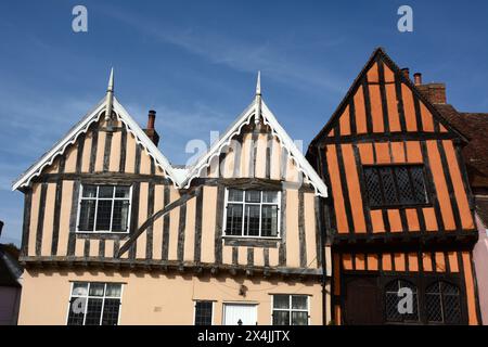 La célèbre vieille maison médiévale à colombages « tordue » dans le village de Lavenham dans le comté de Suffolk, Angleterre, Royaume-Uni. Banque D'Images