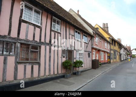 Vieilles maisons médiévales à colombages tordues dans le village de Lavenham dans le comté de Suffolk, Angleterre, Royaume-Uni. Banque D'Images