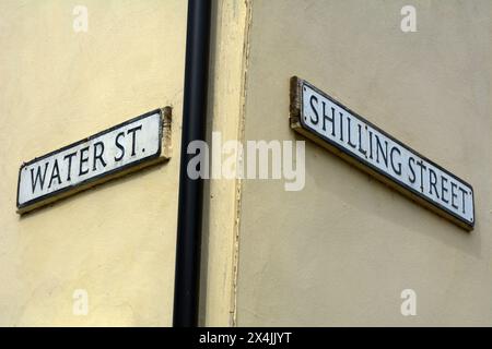 Panneaux indiquant l'intersection et le coin de Water Street et Shilling Street dans la ville de Lavenham, Suffolk, East Anglia, Royaume-Uni. Banque D'Images