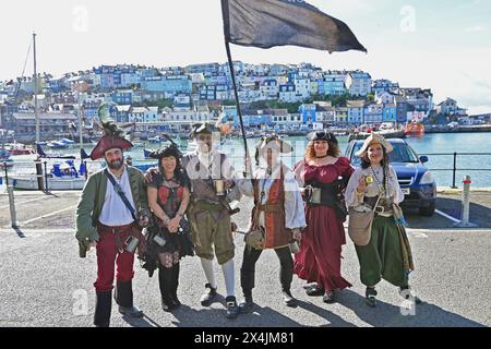 Les gens en robe Pirate sont vus voler le drapeau et se préparer avant le début officiel demain. Crédit photo Robert Timoney/Alamy/LiveNews Banque D'Images