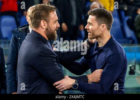 Rome, Italie, 2 mai 2024. Daniele de Rossi, à gauche, entraîneur-chef de l'AS Roma, accueille Xabi Alonso, entraîneur-chef de Bayer Leverkusen, avant le début de la demi-finale de l'UEFA Europa League qui oppose Roma et Bayer Leverkusen au stade olympique. Banque D'Images