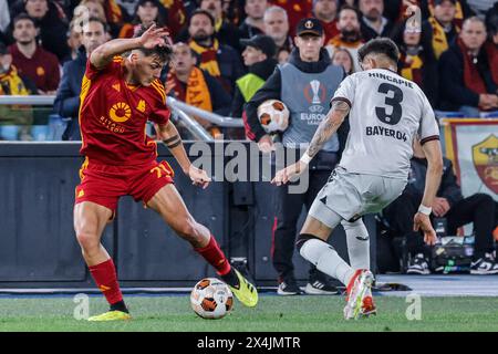 Paulo Dybala, à gauche, de Roma, est défié par Piero Hincapie', de Bayer Leverkusen, lors de leur demi-finale de première manche de l'UEFA Europa League au stade Olympique de Rome, en Italie, le 2 mai 2024. Banque D'Images