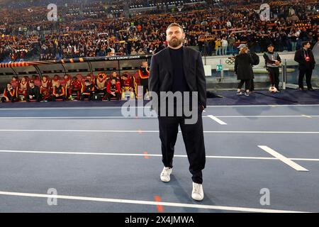 Rome, Italie, 2 mai 2024. Daniele de Rossi, à gauche, entraîneur-chef de l'AS Roma, attend le début du match de première manche de l'UEFA Europa League entre Roma et Bayer Leverkusen au stade olympique. Banque D'Images