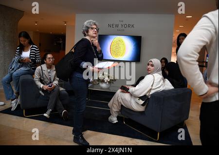 New York, États-Unis. 03 mai 2024. Les visiteurs sont assis dans le hall de la maison de vente aux enchères Sotheby's le jour de l'ouverture des expositions publiques des grandes ventes aux enchères d'art contemporain et moderne Sotheby's, New York, NY, le 3 mai 2024. (Photo par Anthony Behar/Sipa USA) crédit : Sipa USA/Alamy Live News Banque D'Images