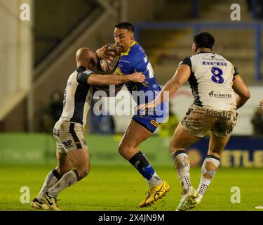 Warrington, Royaume-Uni. 31 août 2023. Paul Vaughan de Warrington Wolves se replie à l'intérieur de Danny Houghton de Hull FC lors du match Betfred Super League Round 10 Warrington Wolves vs Hull FC au Halliwell Jones Stadium, Warrington, Royaume-Uni, le 3 mai 2024 (photo par Steve Flynn/News images) à Warrington, Royaume-Uni le 31/08/2023. (Photo par Steve Flynn/News images/SIPA USA) crédit : SIPA USA/Alamy Live News Banque D'Images