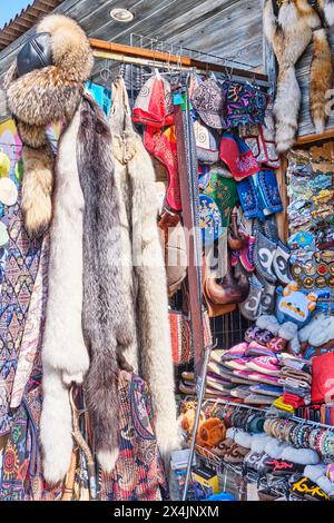 Almaty, Kazakhstan - 15 mars 2024 : marché local avec des souvenirs traditionnels kazakhs colorés et de l'artisanat des résidents locaux. Fourrures et feutre Banque D'Images