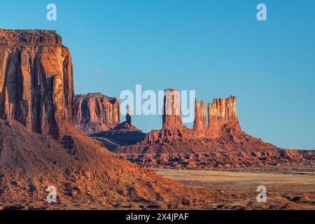 Le lever du soleil dans Monument Valley montre les formations de flèche et de butte qui ont évolué au fil du temps en raison de l'érosion éolienne et hydrique. Banque D'Images