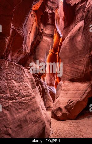 Antelope slot canyon près de page Arizona met en évidence le passage étroit et étonnante lumière incandescente et des motifs complexes qui se forment au fil du temps. Banque D'Images