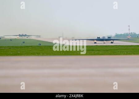 Whiteman AFB, Missouri, États-Unis. 15 avril 2024. Bombardiers furtifs B-2 Spirit affectés au taxi de la 509th Bomb Wing sur la piste de Whiteman Air Force base, Missouri, le 15 avril 2024. Team Whiteman a effectué un survol de masse de 12 bombardiers furtifs B-2 Spirit pour couronner l'exercice annuel Spirit vigilance. La formation de routine garantit que les aviateurs sont toujours prêts à exécuter des opérations de frappe mondiale à tout moment, n'importe où. (Crédit image : © Matthew Domingos/U.S. Air Force/ZUMA Press Wire) À USAGE ÉDITORIAL EXCLUSIF ! Non destiné à UN USAGE commercial ! Banque D'Images