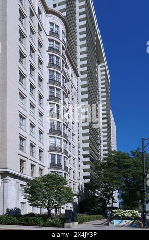 Immeubles d'appartements modernes de grande hauteur face au lac Michigan à Chicago Banque D'Images