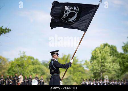 Arlington, États-Unis. 26 avril 2024. Des soldats du 3e régiment d'infanterie des États-Unis (la vieille garde) et de la bande de l'armée des États-Unis, Pershings Own, organisent des funérailles militaires avec escorte funéraire pour le Pvt Doyle Sexton des forces aériennes de l'armée des États-Unis dans la section 55 du cimetière national d'Arlington, Arlington, Virginie, avril. 26, 2024. À la fin de 1942, Sexton est membre de l'escadron du 19e groupe de bombardement, lorsque les forces japonaises envahissent les îles Philippines en décembre. Des combats intenses se poursuivent jusqu'à la reddition de la péninsule de Bataan le 9 avril 1942 et de l'île de Corregidor le 6 mai 1942. Des milliers Banque D'Images