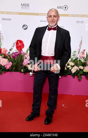 Berlin, Allemagne. 03 mai 2024. L'acteur Erdogan Atalay assiste à la cérémonie des German film Awards. Le Lola est l'un des prix les plus importants de l'industrie. Crédit : Christoph Soeder/dpa/Alamy Live News Banque D'Images