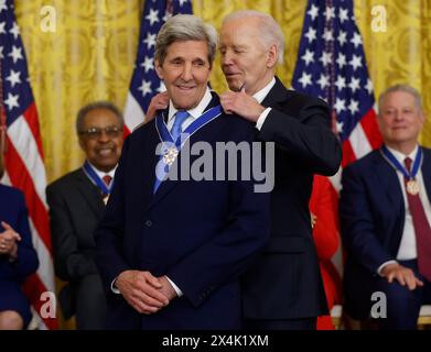 Washington, États-Unis. 03 mai 2024. Le président Joe Biden remet au secrétaire John Kerry la Médaille présidentielle de la liberté, la plus haute distinction civile nationÕs, lors d'une cérémonie dans la salle est de la Maison Blanche à Washington DC le vendredi 3 mai 2024. Photo de Jonathan Ernst/Pool/Sipa USA crédit : Sipa USA/Alamy Live News Banque D'Images