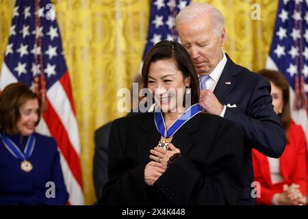 Washington, États-Unis. 03 mai 2024. Le président américain Joe Biden remet à l'actrice Michelle Yeoh la Médaille présidentielle de la liberté, la plus haute distinction civile du pays, lors d'une cérémonie dans la salle est de la Maison Blanche à Washington, DC le vendredi 3 mai 2024. Plusieurs des récipiendaires d'aujourd'hui sont des piliers du Parti démocrate, et Biden lui-même a reçu l'honneur de l'ancien président Barack Obama dans les derniers jours de leur administration en 2017. Photo de Jonathan Ernst/Pool/ABACAPRESS. COM Credit : Abaca Press/Alamy Live News Banque D'Images