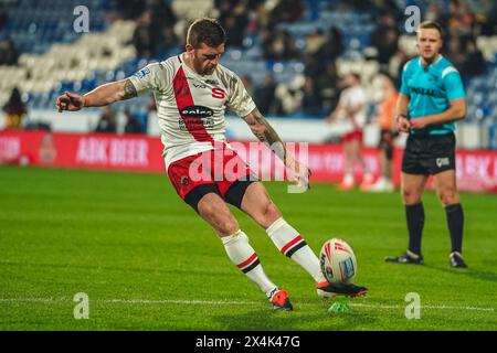 Huddersfield, Yorkshire, Royaume-Uni. 3 mai 2024. Super League Rugby : Huddersfield Giants vs Salford Red Devils au stade John Smith. MARC SNEYD avec deux autres points pour Salford. Crédit James Giblin/Alamy Live News. Banque D'Images