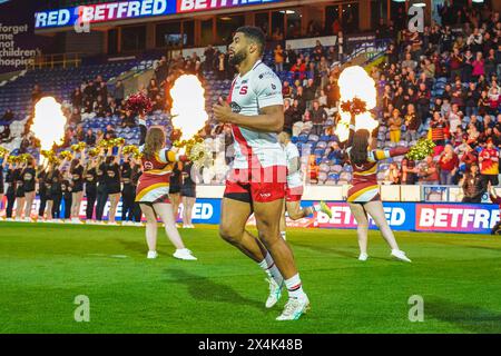 Huddersfield, Yorkshire, Royaume-Uni. 3 mai 2024. Super League Rugby : Huddersfield Giants vs Salford Red Devils au stade John Smith. Kallum WATKINS se fraye un chemin sur le terrain avec le feu derrière lui. Crédit James Giblin/Alamy Live News. Banque D'Images