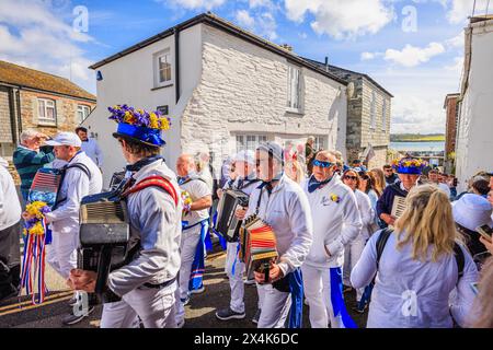 Les joueurs d'accordéon Blue Ribbon défilent dans les rues pour le festival 'Obby 'Oss', un événement folklorique annuel le 1er mai à Padstow, Cornouailles, Angleterre Banque D'Images