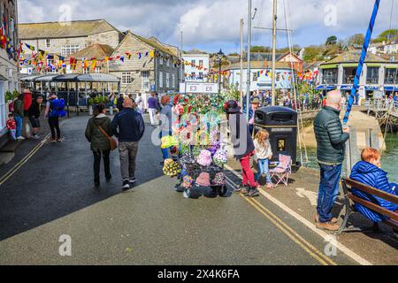 Guirlandes et chapeaux à vendre près du port pour le festival 'Obby 'Oss', un événement folklorique annuel le 1er mai à Padstow, une ville côtière du nord des Cornouailles Banque D'Images