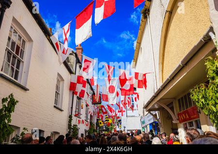 Le Golden Lion, qui accueille le Old 'Oss rouge dans le festival 'Obby 'Oss', un événement folklorique annuel traditionnel du 1er mai à Padstow, une ville côtière de Cornouailles Banque D'Images